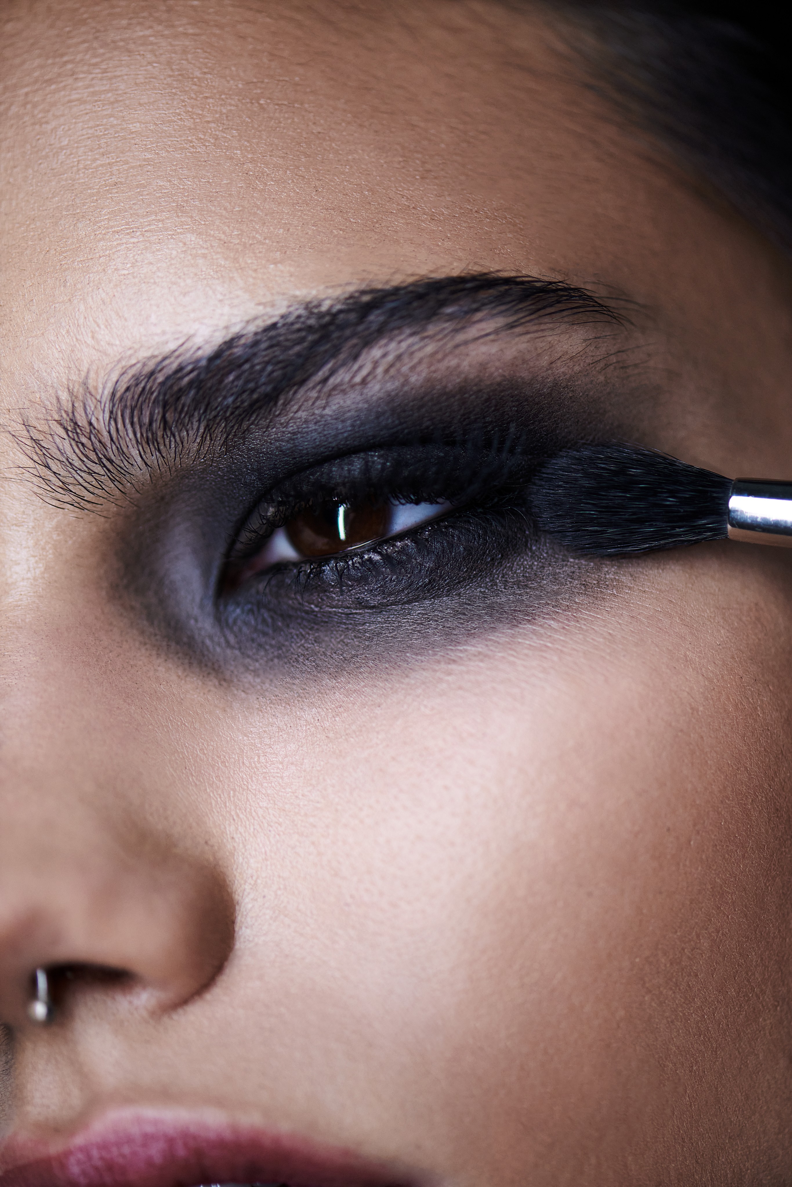 Makeup-application-halloween-eyeshadow-skull-082024-Web-Rendition