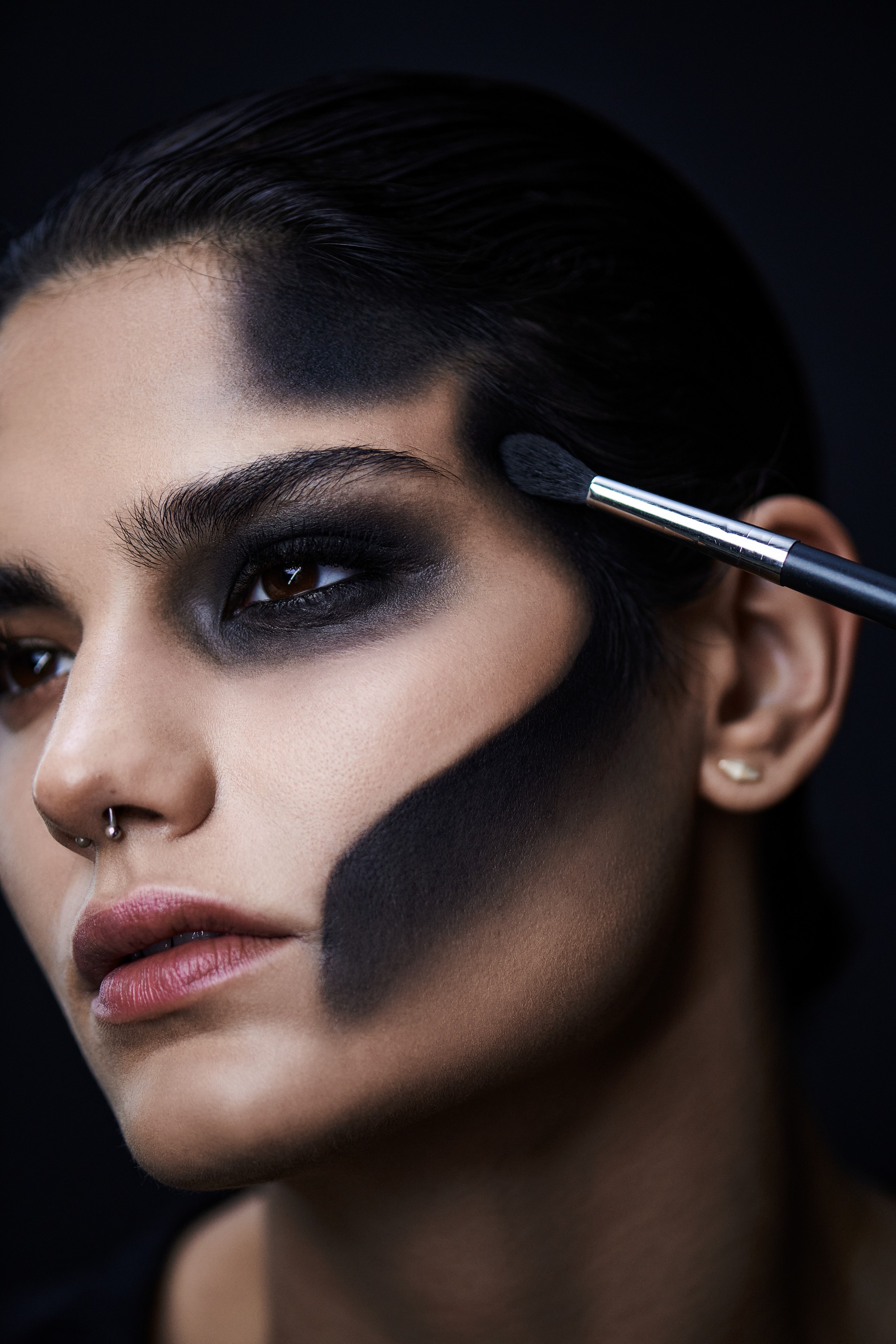 Makeup-application-halloween-contour-skull-082024-Web-Rendition