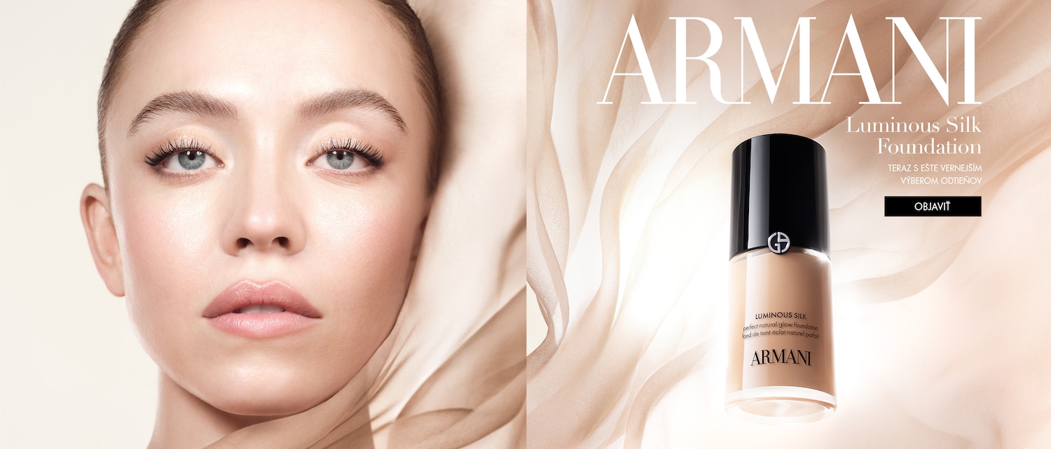 Portrét ženy s bezchybnou pleťou vedľa fľaštičky Armani Luminous Silk Foundation, ktorá sľubuje dokonalý prirodzený lesk pleti; objavte teraz ešte vernejší výber odtieňov.
