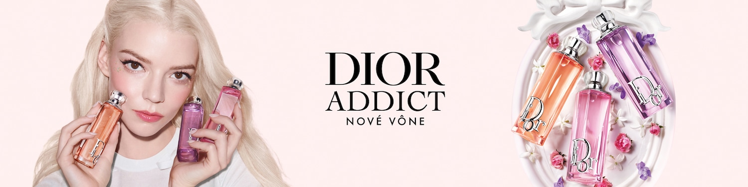 Na obrázku je Anya Taylor-Joy, ktorá drží v rukách parfumy Dior Addict v odtieňoch oranžovej a fialovej, vedľa nej je nápis Dior Addict Nové Vône a na pravej strane sú parfumy na ozdobnom tanieri s kvetmi.
