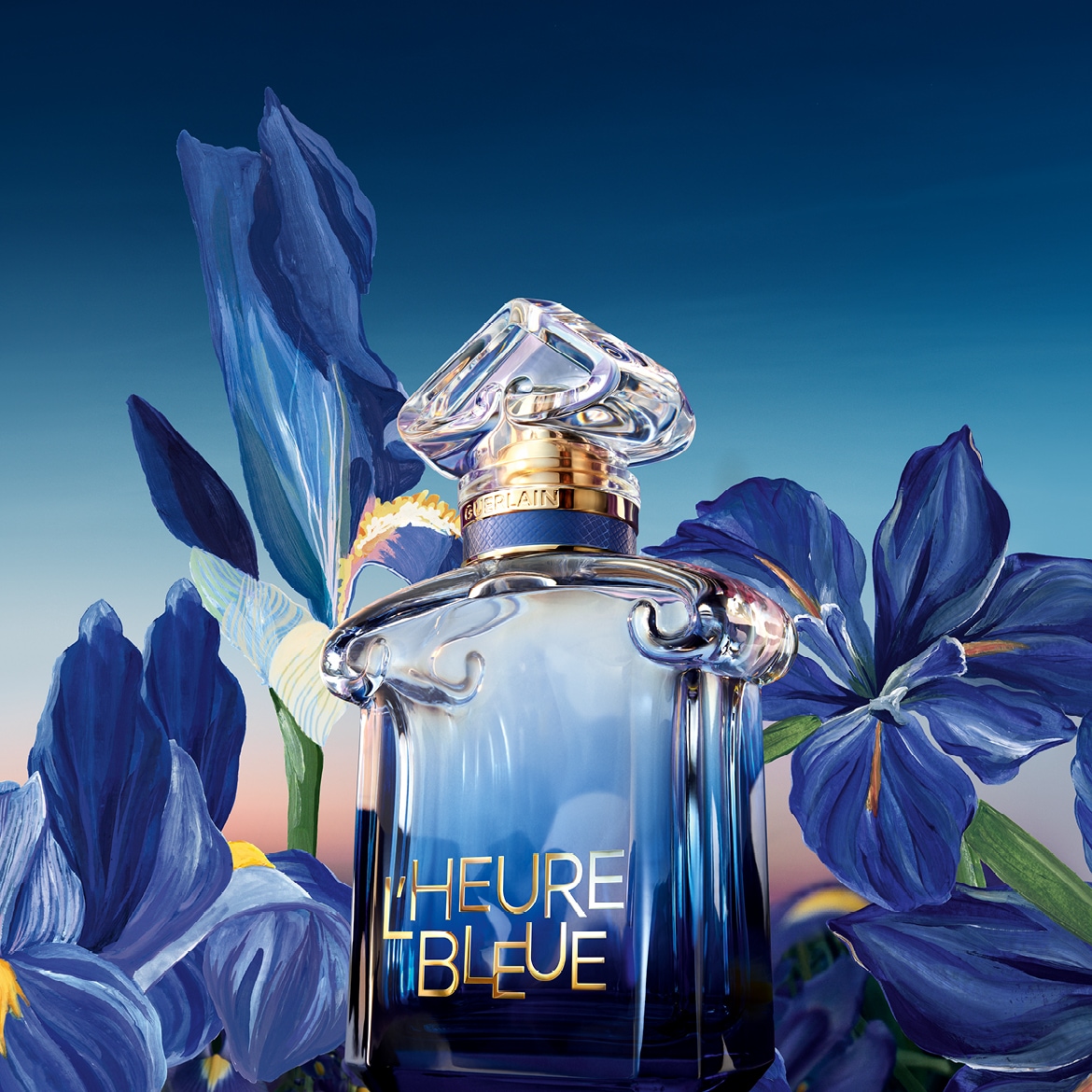 Parfum L'Heure Bleue od Guerlain v modrom flakóne so zlatým nápisom, obklopený modrými kvetmi, evokuje tajomnú atmosféru súmraku.
