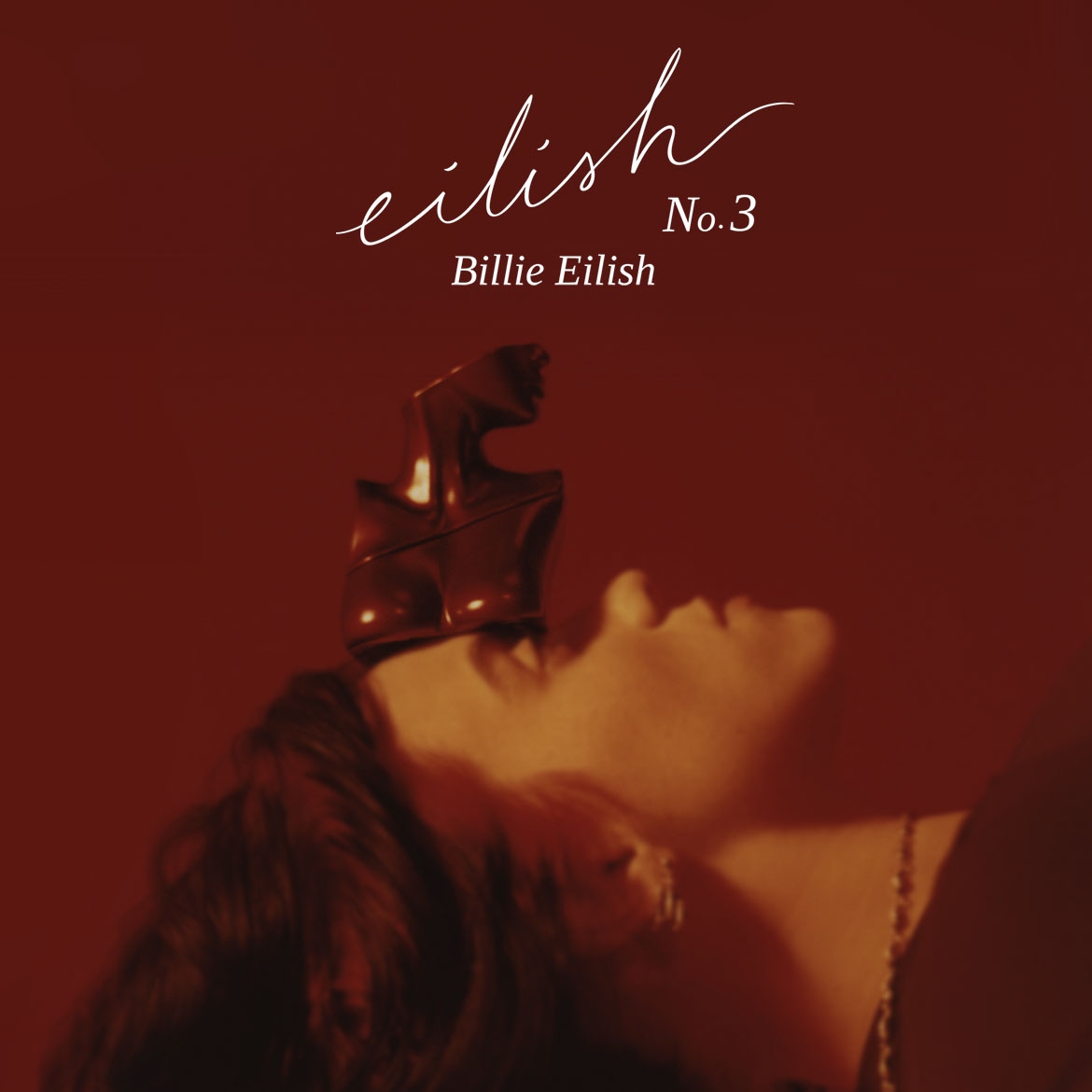 Billie Eilish predstavuje Eilish No.3, vôňu v bronzovej fľaši v tvare ženskej busty, ktorá sľubuje podmanivý zážitok.