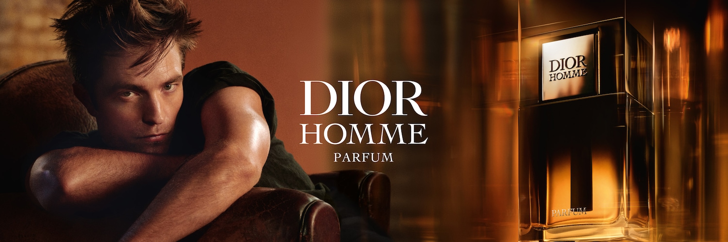 Na reklamnej fotografii je Robert Pattinson, ktorý sedí v koženom kresle vedľa fľaše Dior Homme Parfum, ktorá má zlatistý nádych.