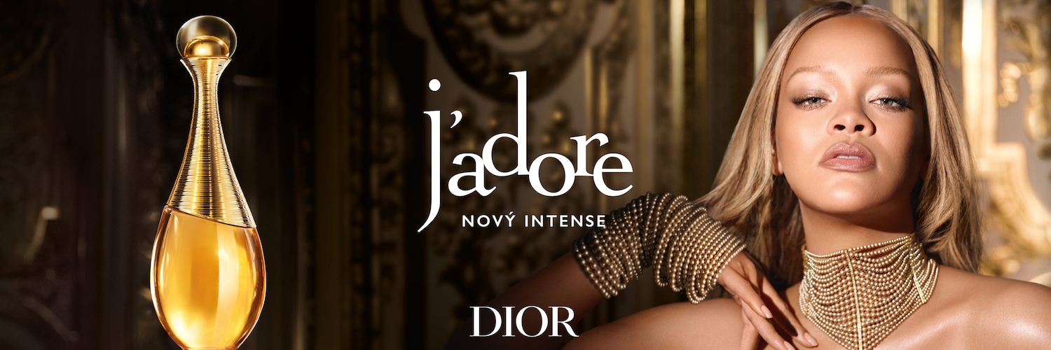 Objavte Dior J'adore nový intense, flakón v tvare amfory so zlatým hrdlom a Rihanna so zlatými doplnkami.