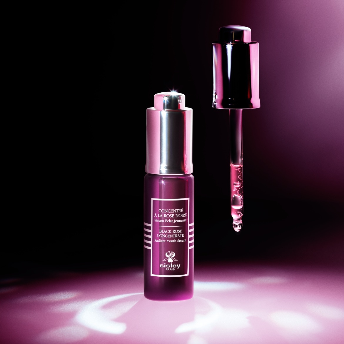 Čierne ružové koncentrované sérum pre žiarivú mladosť od Sisley Paris v fialovom balení so strieborným vrchnákom a kvapkadlom.