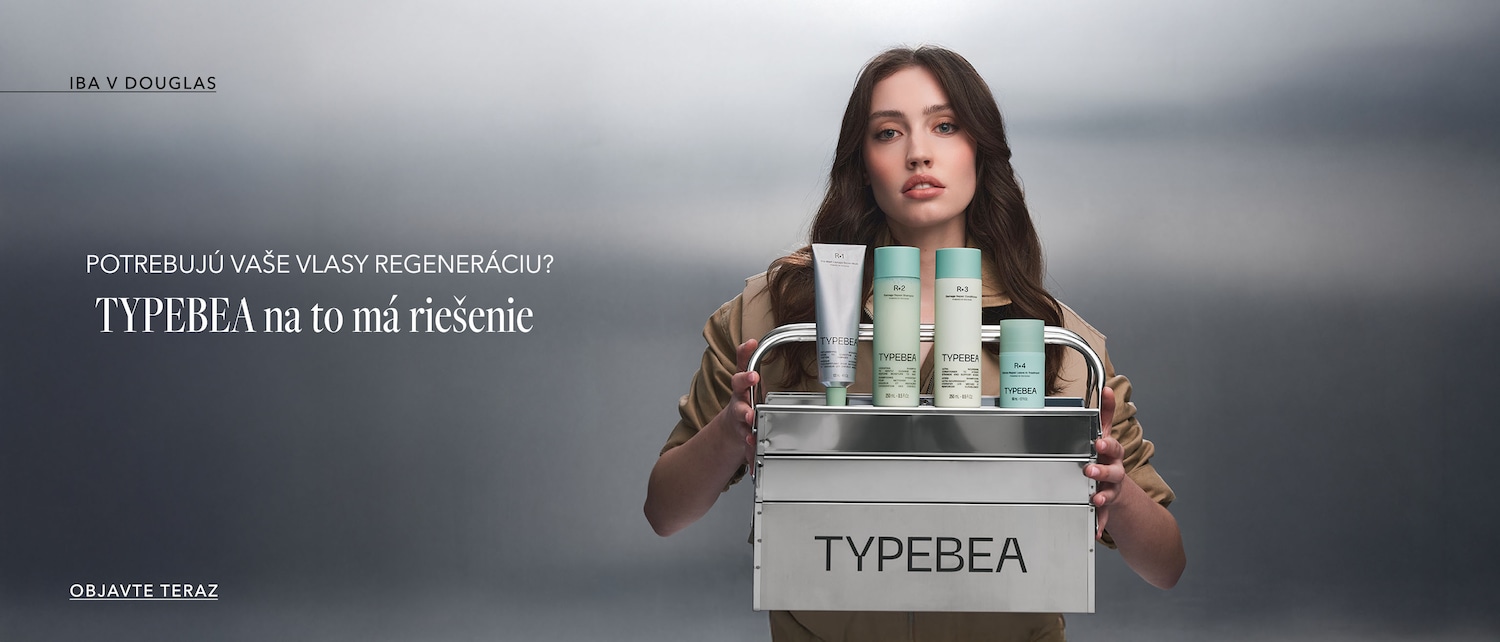 Dáma drží strieborný kufrík s nápisom TYPEBEA, v ktorom sú štyri produkty vlasovej starostlivosti v odtieňoch zelenej a striebornej, objavte ich teraz.