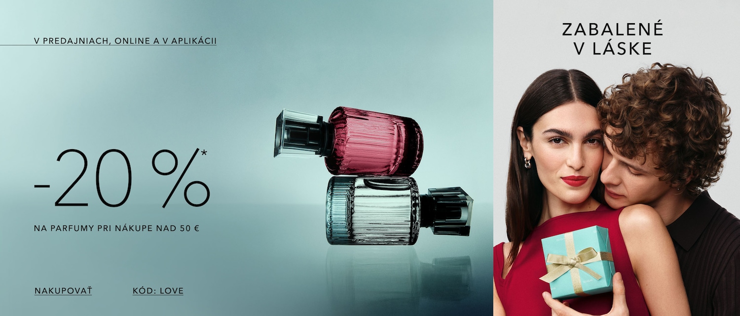 Dva flakóny parfému sú naskladané na sebe, jeden ružový a jeden priehľadný, vedľa nich je pár s darčekom a textom "Zabalené v láske", zľava -20% na parfumy pri nákupe nad 50€, nakupovať s kódom LOVE.