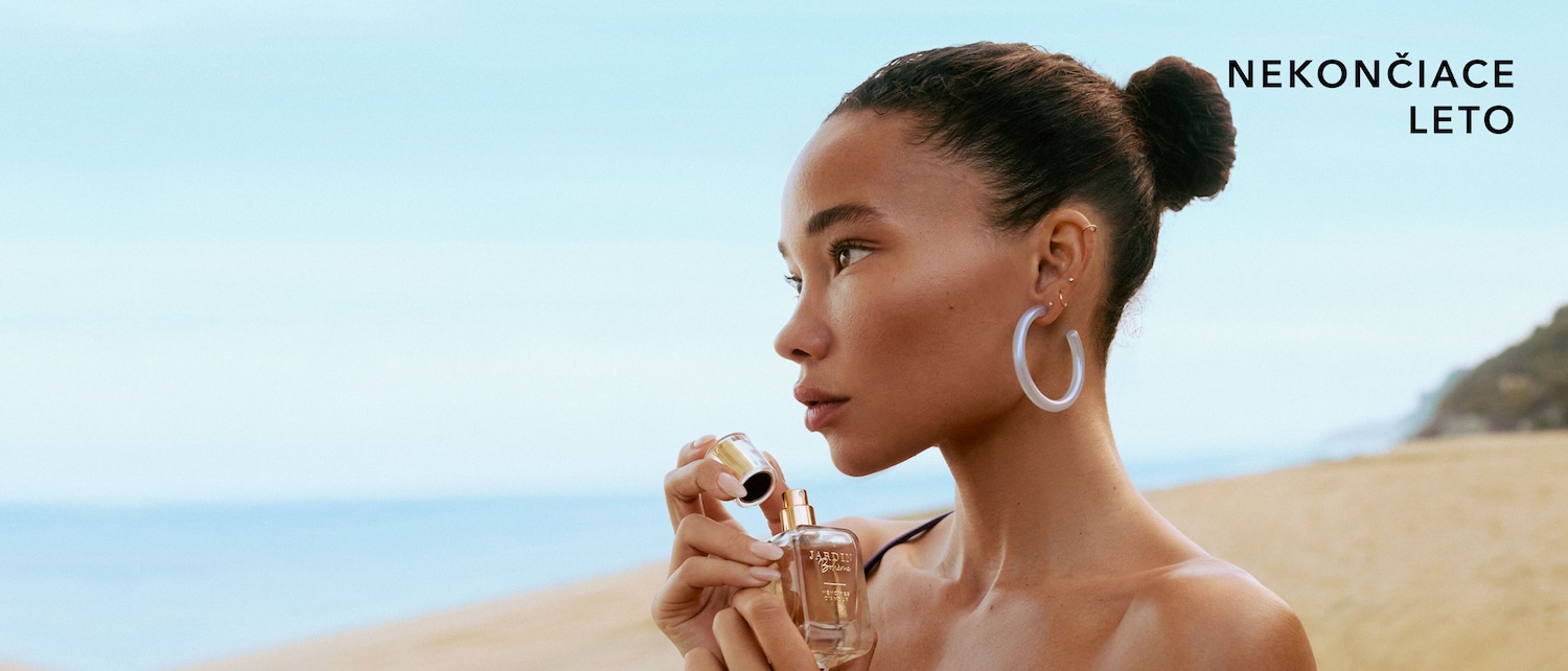 Na pláži si žena nanáša parfum Jardin Bohème Mémoires d'Amour z priehľadnej fľaštičky so zlatým vrchnákom, pričom v pozadí je nápis NEKONČIACE LETO.