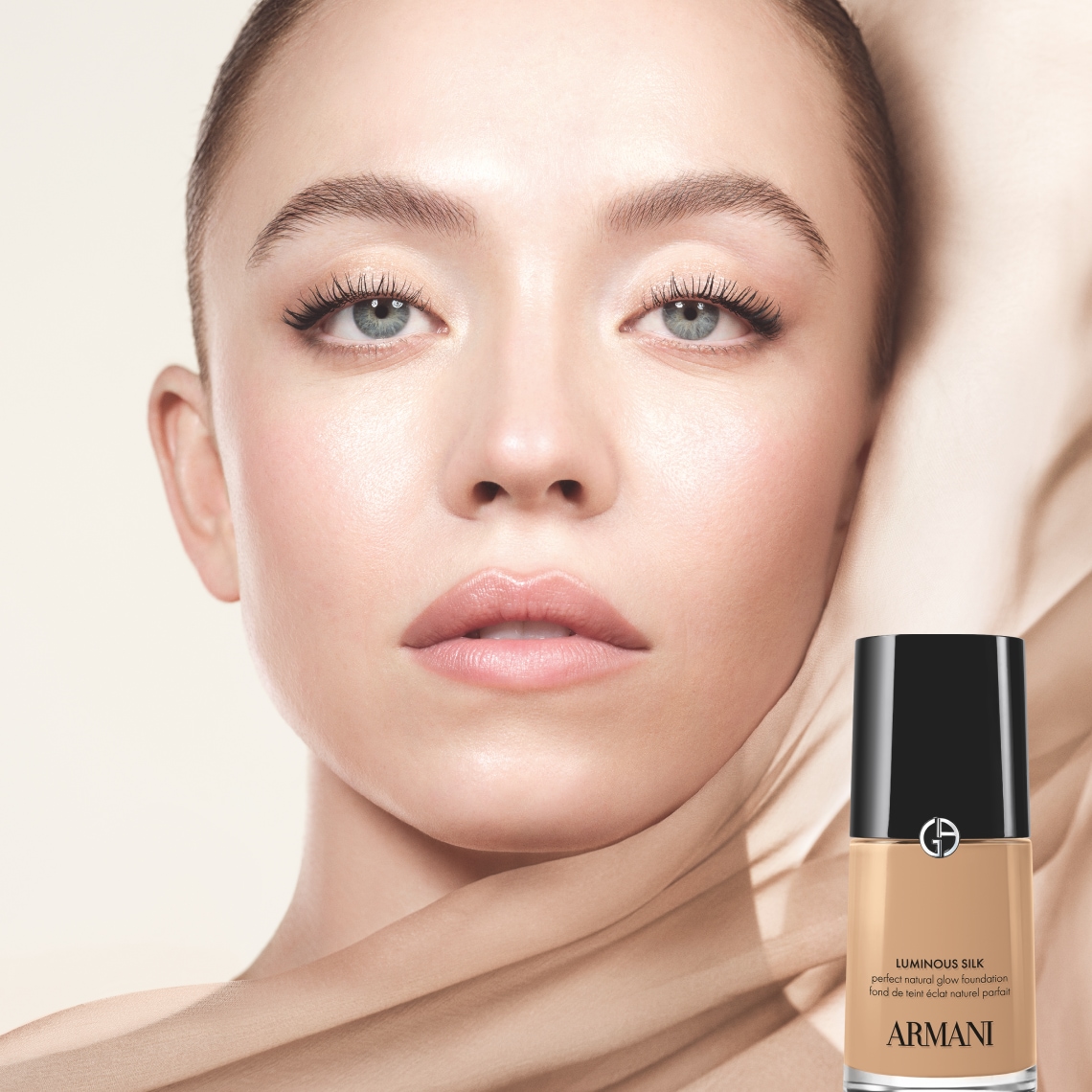 Svetlý make-up Armani Luminous Silk pre dokonalú pleť s čiernym vrchnákom, ktorý zaručuje prirodzený vzhľad.