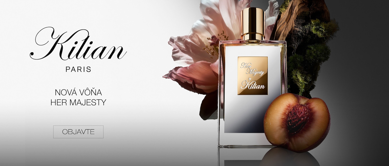 Objavte novú vôňu Her Majesty od Kilian Paris, flakón stojí vedľa broskyne a kvetu.