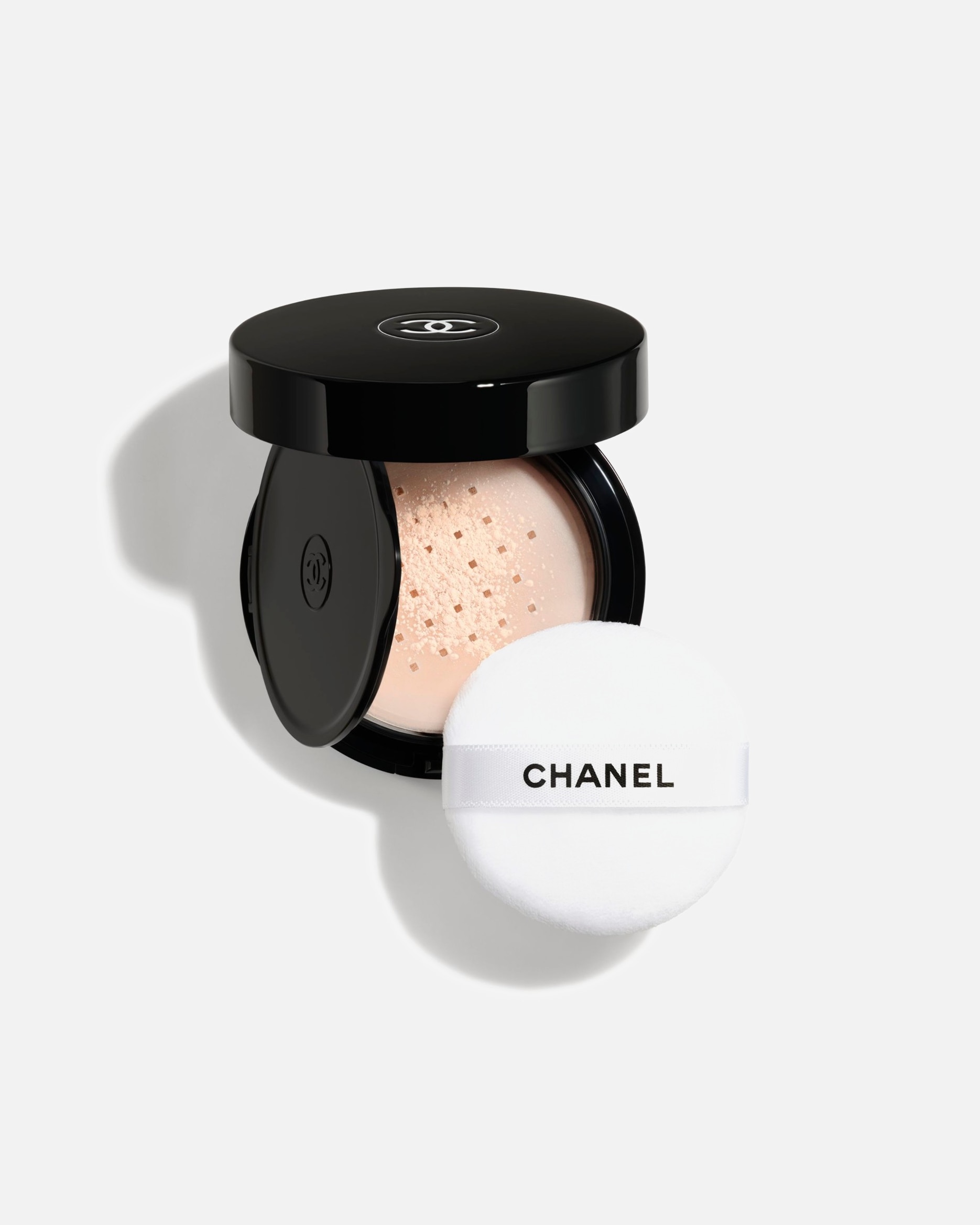 Púder pre Pre ženy CHANEL POUDRE UNIVERSELLE SYPKÝ PÚDER S PRIRODZENÝM EFEKTOM. CESTOVNÝ FORMÁT 20 - MEDIUM LIGHT