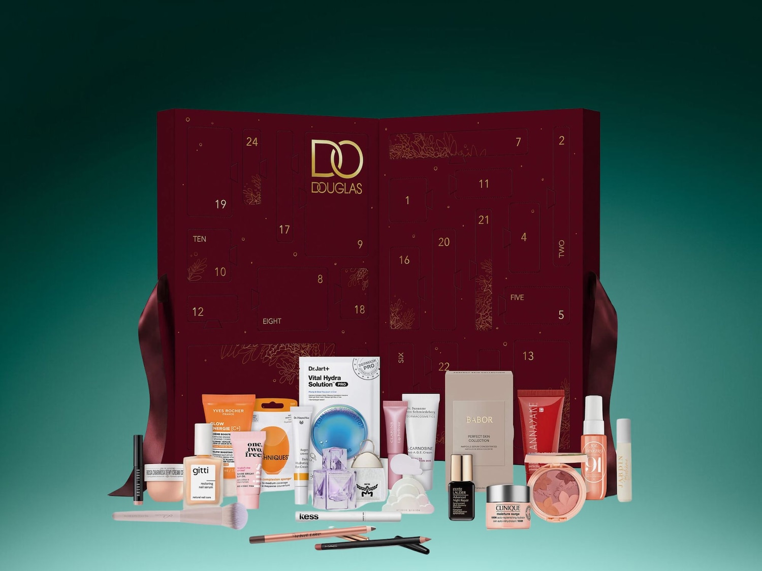 Adventný kalendár Douglas v bordovej farbe s 24 očíslovanými okienkami, zlatým logom Douglas a rôznymi kozmetickými produktmi usporiadanými vpredu.