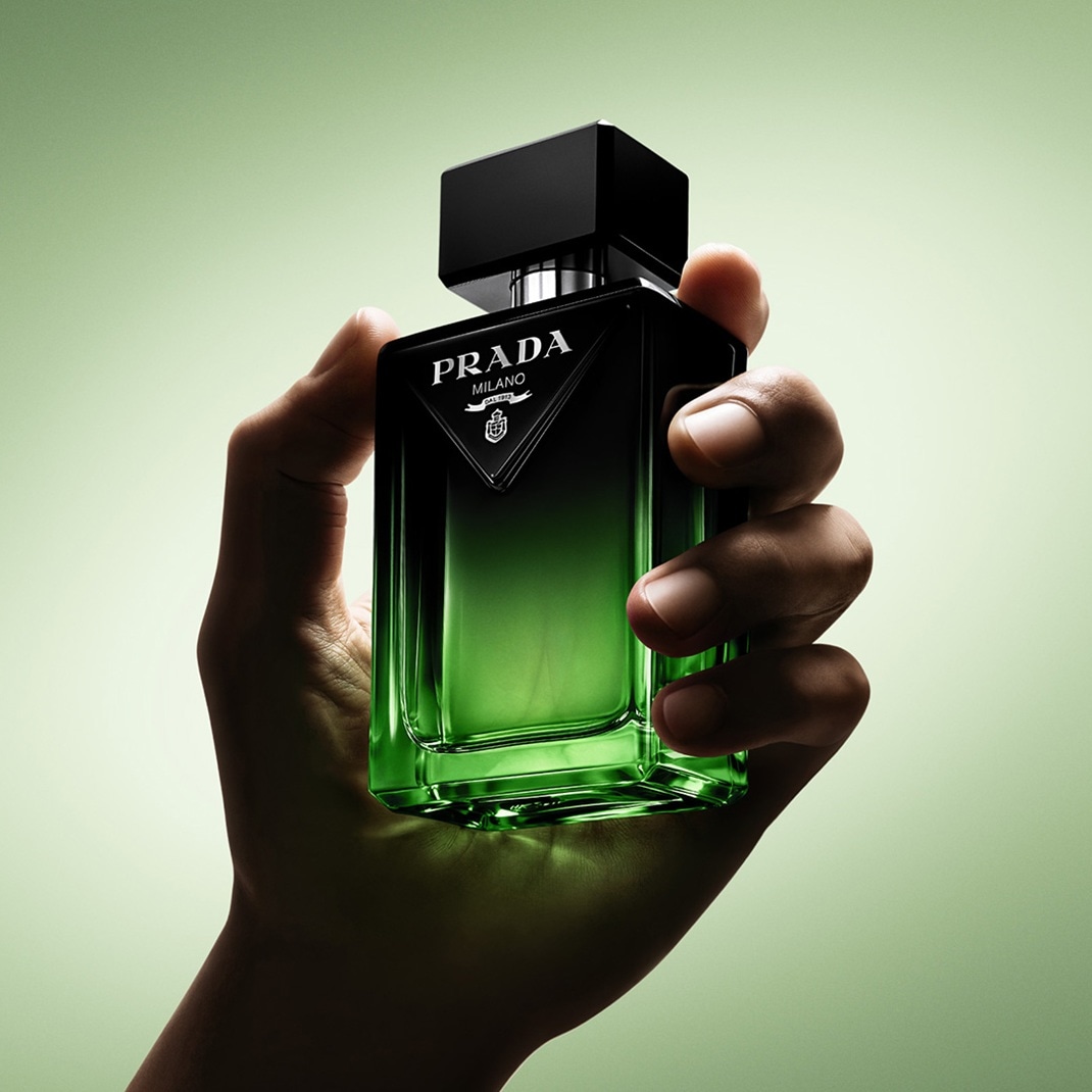 Prada_26_Paradigme_LP_100ML_Still_Life_Bottle_In_Hand_2_1x1_3614274485004.jpg