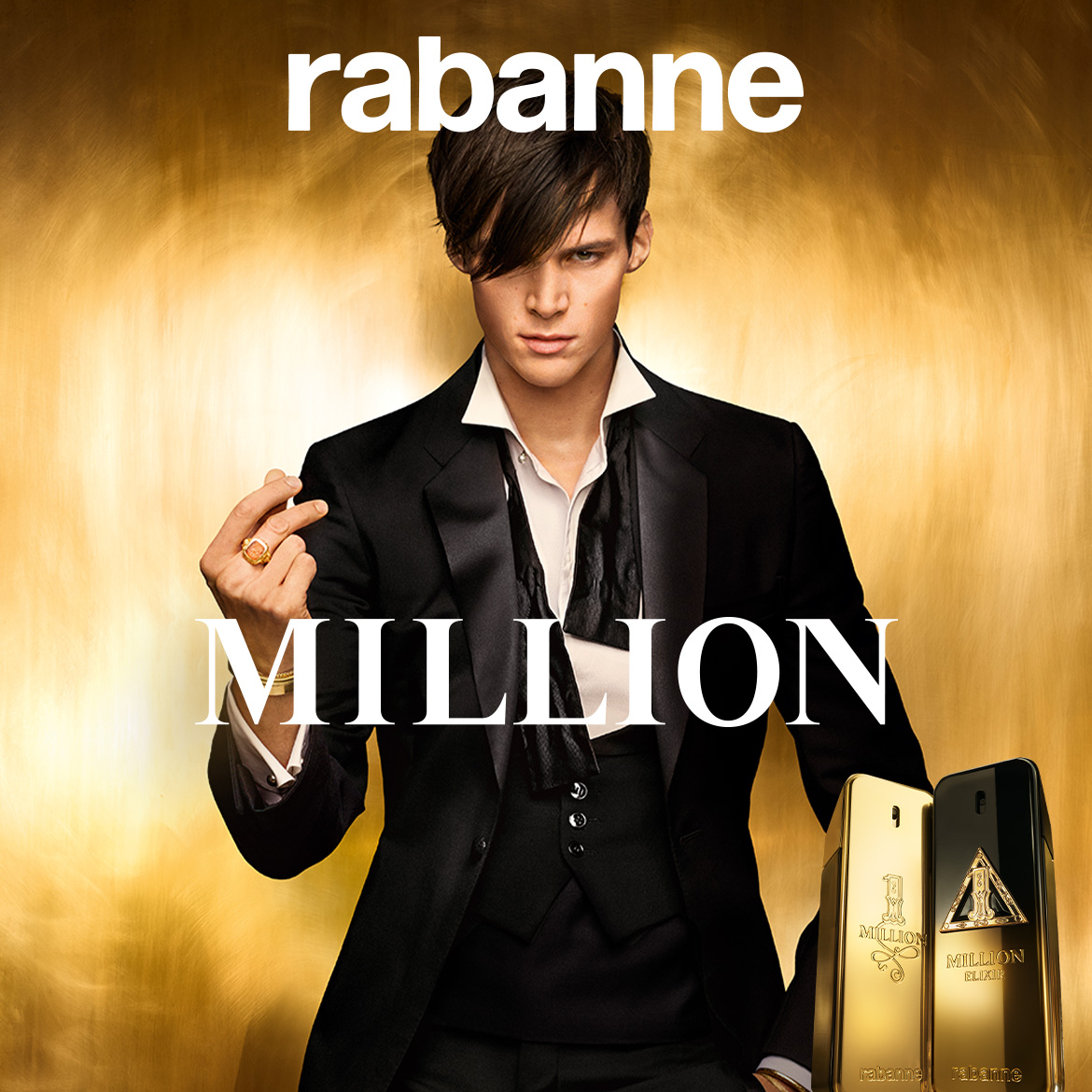 Na zlatom pozadí stojí muž v čiernom obleku s rozopnutou košeľou, na prste má zlatý prsteň a vedľa neho sú dva flakóny parfumu Rabanne Million.