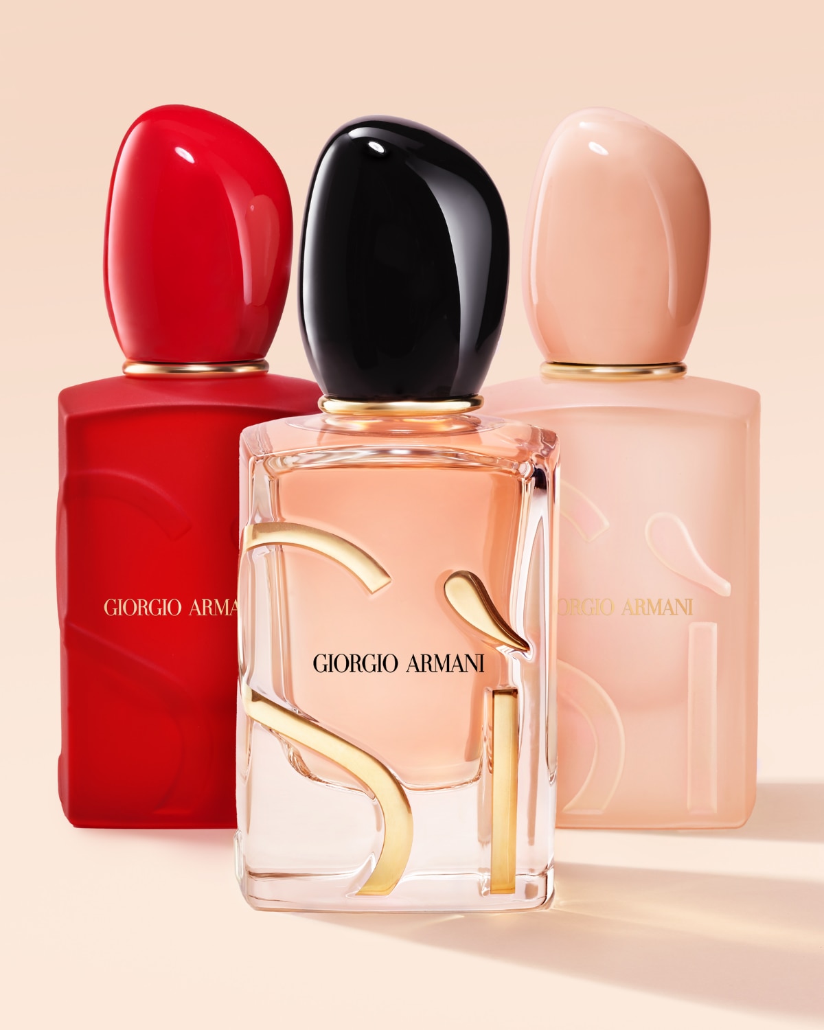 Objavte kolekciu vôní Giorgio Armani v červenom, čiernom a ružovom flakóne, ktoré vyžarujú eleganciu a štýl.