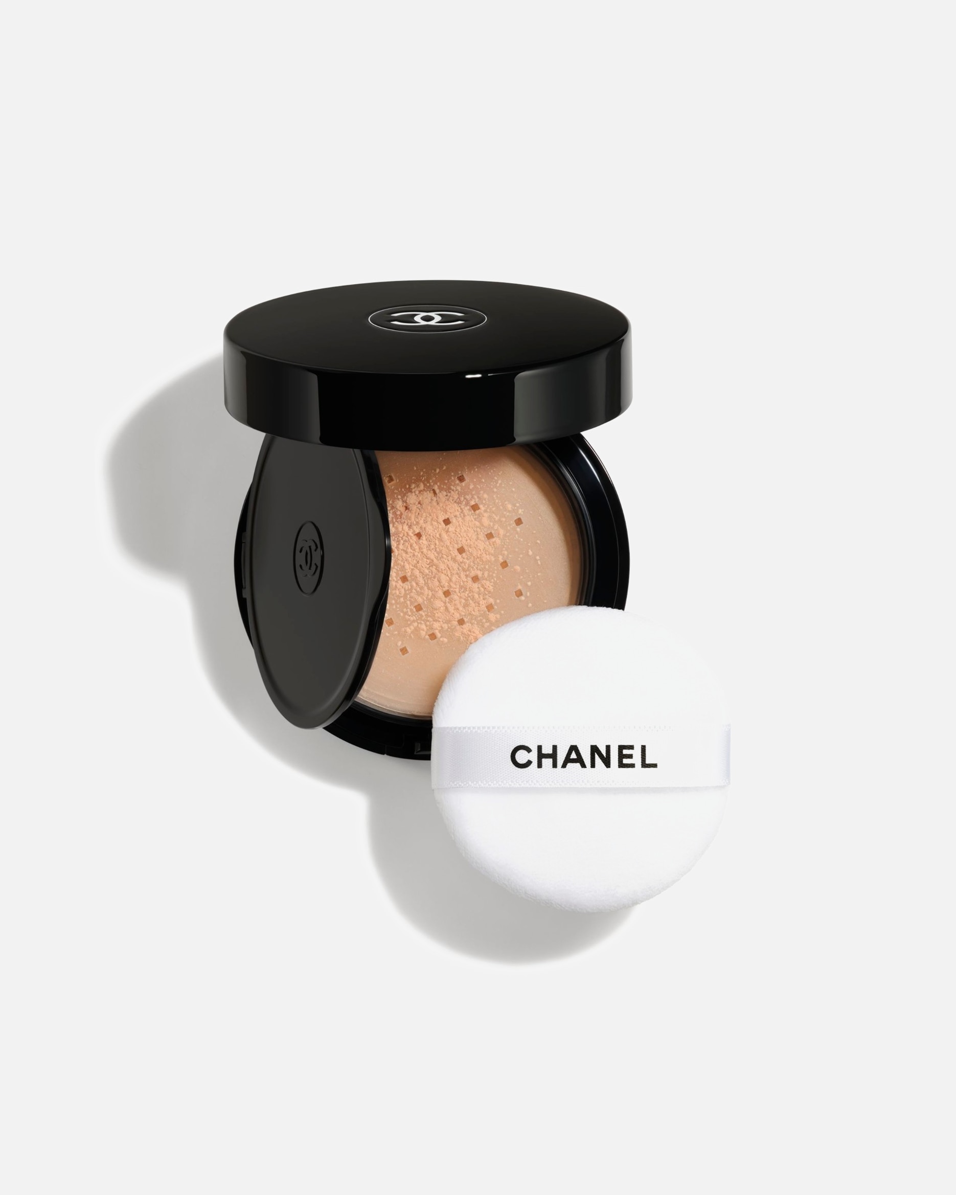 Púder pre Pre ženy CHANEL POUDRE UNIVERSELLE SYPKÝ PÚDER S PRIRODZENÝM EFEKTOM. CESTOVNÝ FORMÁT 50 - MEDIUM INTENSE