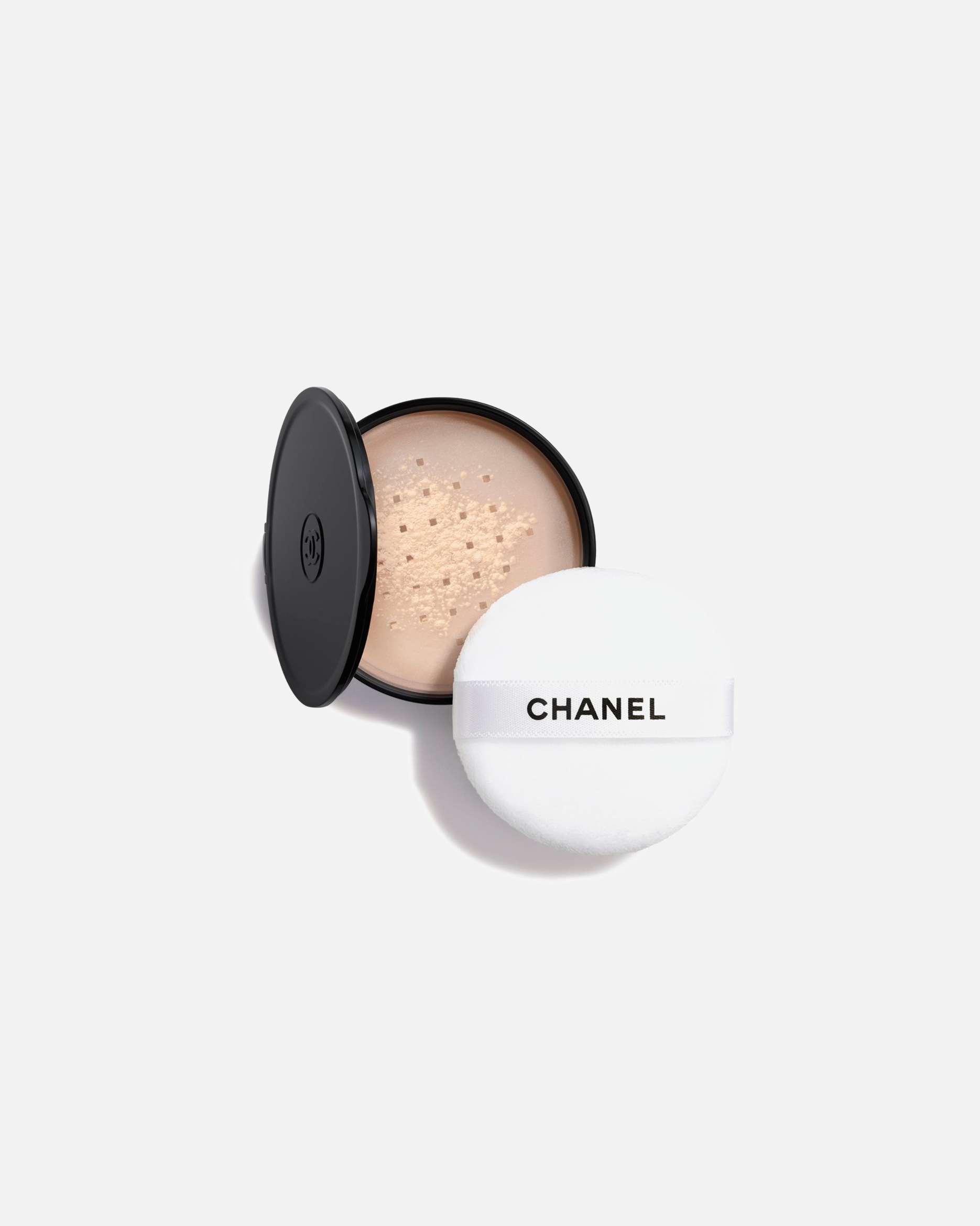 Púder pre Pre ženy CHANEL POUDRE UNIVERSELLE SYPKÝ PÚDER S PRIRODZENÝM EFEKTOM. CESTOVNÝ FORMÁT - NÁPLŇ 30 MEDIUM
