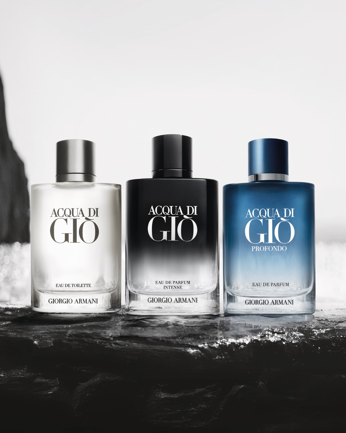 Triáda vôní Acqua di Giò od Giorgio Armani, každá vo svojej vlastnej fľaši: priehľadná, čierna a modrá.