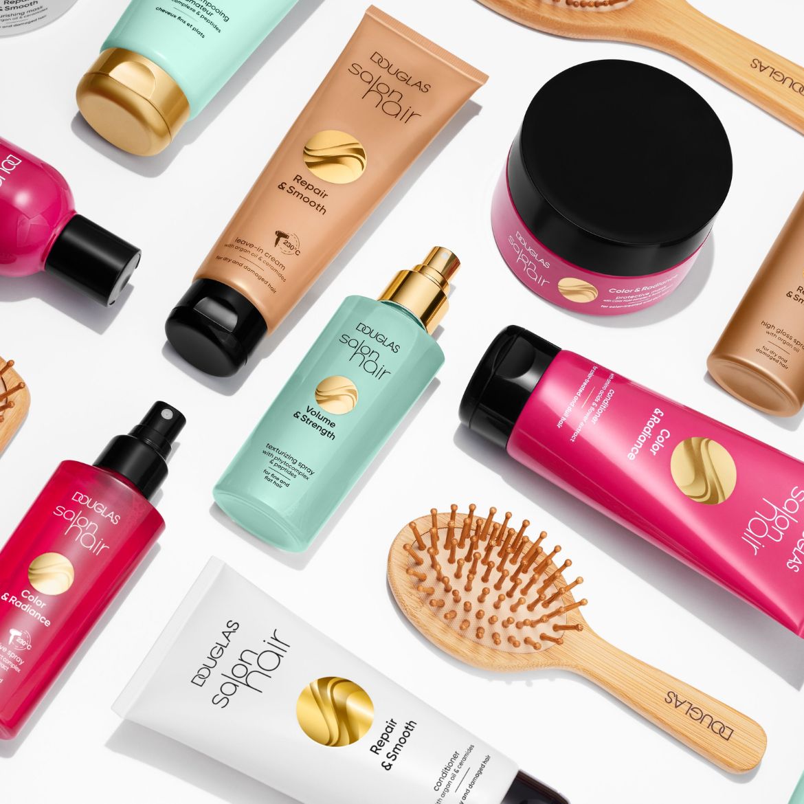 Objavte rad Douglas Salon Hair s produktmi v ružových, modrých, bielych a béžových obaloch, ktoré sľubujú objem, silu, ochranu farby a hladké vlasy.